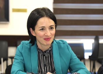 Որոշ պաշտոնյաների սխալների վրա շարունակ աչք է փակվում. ԿԳՄՍ նախարարի խորհրդականը վարձատրվում է նաև ԱԱԾ-ից. «Ժողովուրդ»