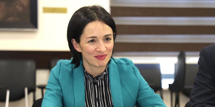 Որոշ պաշտոնյաների սխալների վրա շարունակ աչք է փակվում. ԿԳՄՍ նախարարի խորհրդականը վարձատրվում է նաև ԱԱԾ-ից. «Ժողովուրդ»