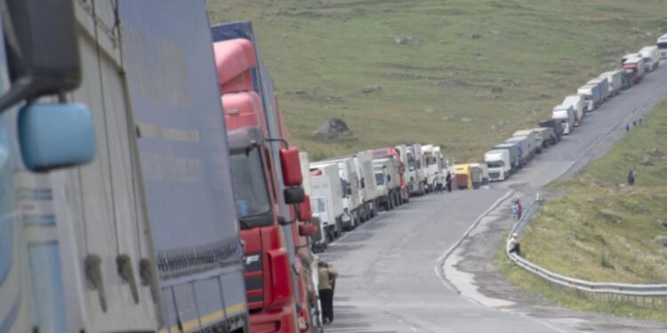 «Վերին Լարս»-ում ավելի քան 2,700 բեռնատար է կուտակվել