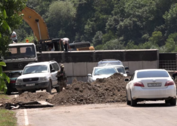 Կիրանցի չգործող ճանապարհի վրա բետոնե բաժանարար պատ է տեղադրվել