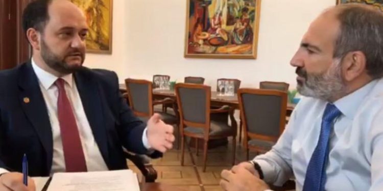 Սրված հարաբերություններ կառավարությունում. ի՞նչ է Հարությունյանը «կաթացնում» Փաշինյանի ականջին. «Իրավունք»