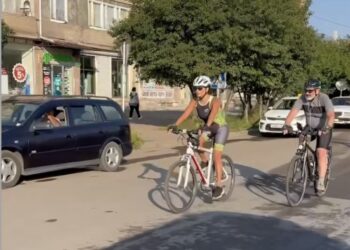 Առաջին անգամ հեծանիվով 40 կմ անցանք․ Աննա Հակոբյանը Նիկոլ Փաշինյանի հետ պետության խնդիրները հեծանիվ վարելով են «լուծում»