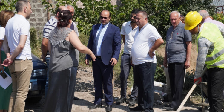 Աշխատանքի և սոցիալական հարցերի նախարարն Արմավիրում ծանոթացել է փոքր տների վերանորոգման աշխատանքներին