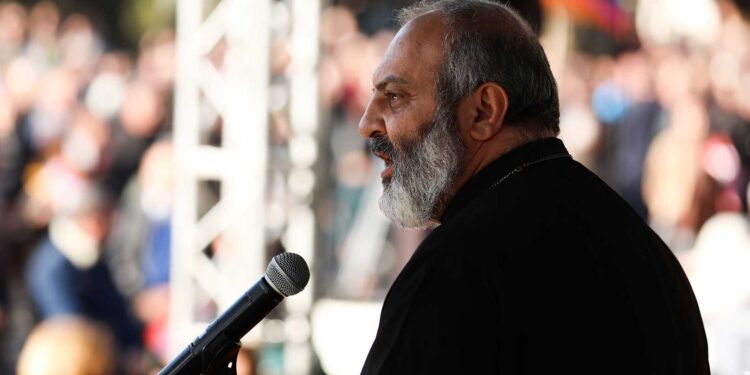 Բագրատ Սրբազանն այսօր հավաք է հրավիրում Սուրբ Աննա եկեղեցու բակում