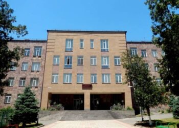 Դասվարներին և դասղեկներին հրահանգ է իջեցվել, որ դրամահավաք կազմակերպեն և ծաղկեպսակներ տանեն տնօրենի հոր թաղմանը. «Հրապարակ»