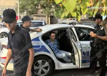 Երևանում գեներալ-լեյտենանտի որդու վթարված մեքենայում հայտնաբերվել են կաթոցիչներ, թմրանյութի նմանվող զանգված և կասկածելի իրեր