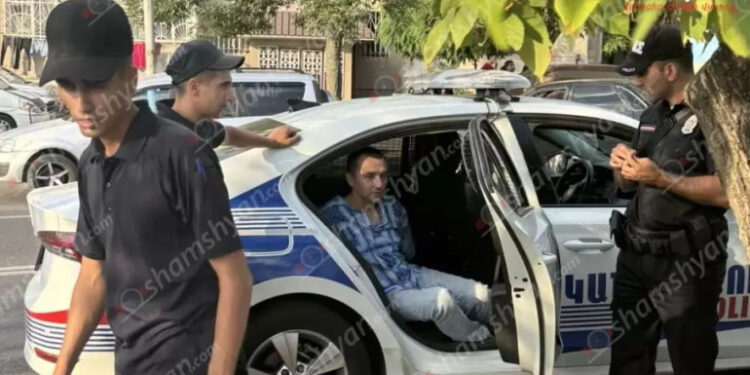 Երևանում գեներալ-լեյտենանտի որդու վթարված մեքենայում հայտնաբերվել են կաթոցիչներ, թմրանյութի նմանվող զանգված և կասկածելի իրեր