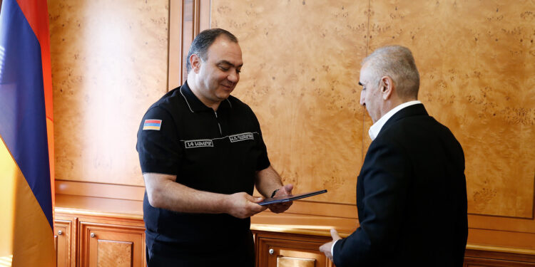 ՆԳ նախարարը պատվոգրեր է հանձնել «Շանթ» հեռուստաընկերության տնօրինությանն ու «Կախվածություն» հեռուստասերիալի անձնակազմին