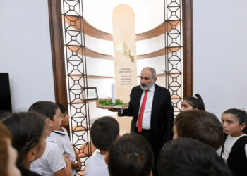 Փաշինյանը հյուրընկալել է Սառնաղբյուրի միջնակարգ դպրոցի 4-րդ դասարանի աշակերտներին