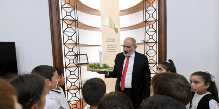 Փաշինյանը հյուրընկալել է Սառնաղբյուրի միջնակարգ դպրոցի 4-րդ դասարանի աշակերտներին