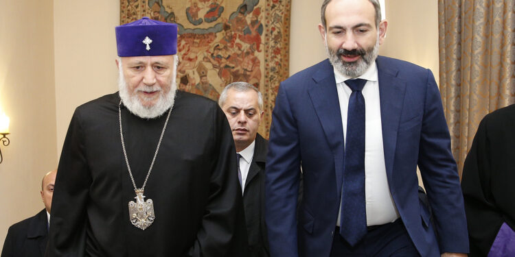 Փաշինյանին Մայր աթոռից հրավեր չեն ուղարկել. «Ժողովուրդ»