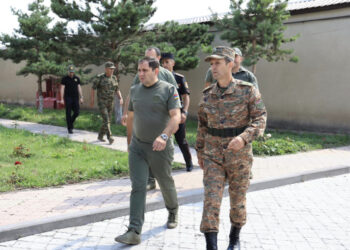 Սուրեն Պապիկյանն այցելել է բանակային զորամիավորումներից մեկը