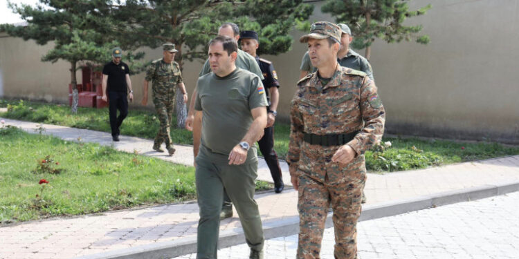 Սուրեն Պապիկյանն այցելել է բանակային զորամիավորումներից մեկը