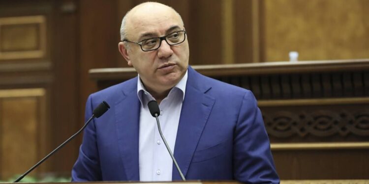 Գուրգեն Արսենյանը վայր է դնում պատգամավորական մանդատը