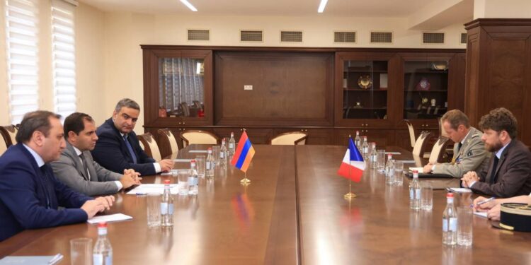 Պապիկյանն ու Ֆրանսիայի դեսպանը քննարկել են պաշտպանության բնագավառում ՀՀ-Ֆրանսիա համագործակցությանն առնչվող հարցեր
