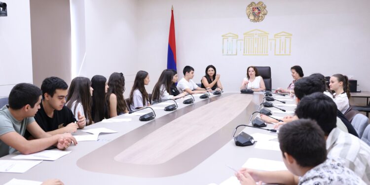 ՔՊ-ականը հանդիպել է ԼՂ-ից բռնի տեղահանված երեխաներին