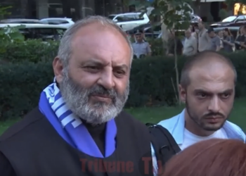 Փաշինյանը սկսել է իմ ձևերն անել, տեսե՞լ եք՝ երեխայի գլուխ շոյել, համբուրել, պատճենել է. սրբազան. տեսանյութ