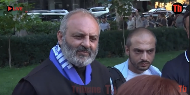 Փաշինյանը սկսել է իմ ձևերն անել, տեսե՞լ եք՝ երեխայի գլուխ շոյել, համբուրել, պատճենել է. սրբազան. տեսանյութ