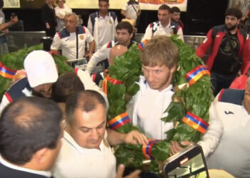 Ծափեր ու դափնեպսակներ, փառահեղ դիմավորում հայ մարզիկներին. տեսանյութ