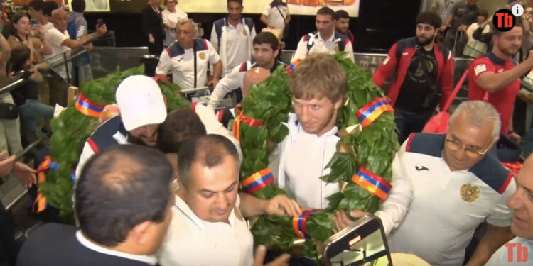 Ծափեր ու դափնեպսակներ, փառահեղ դիմավորում հայ մարզիկներին. տեսանյութ