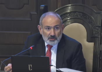 «Մարդը դուրս է գալիս, դռան առաջ սայթաքում, ուղիղ եթեր մտնում, թե՝ կառավարությունն ո՞ւր է նայում, քաղաքապետարանն ո՞ւր է նայում». Փաշինյան