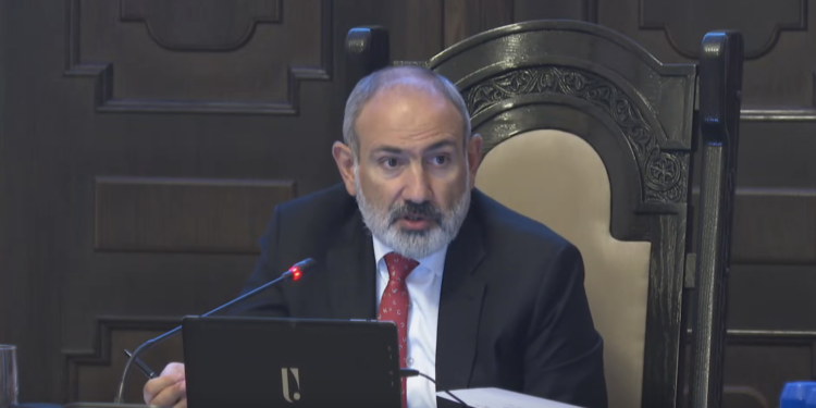 «Մարդը դուրս է գալիս, դռան առաջ սայթաքում, ուղիղ եթեր մտնում, թե՝ կառավարությունն ո՞ւր է նայում, քաղաքապետարանն ո՞ւր է նայում». Փաշինյան