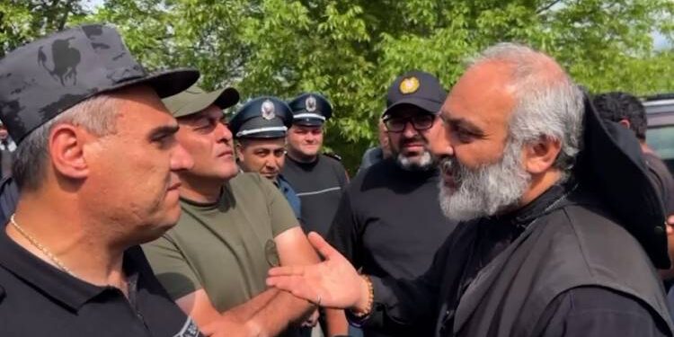 Բագրատ սրբազանի երևանյան բակային հանդիպումները ուղեկցվում են ուժայինների տոտալ հսկողությամբ. «Հրապարակ»