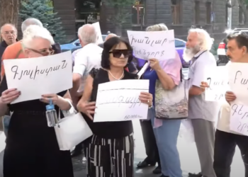 Ադրբեջանի ԽՍՀ-ից բռնի տեղահանված 1,2 մլն հայերի անվտանգ վերադարձն իրենց բնակավայրեր. ակցիա Կառավարության շենքի մոտ