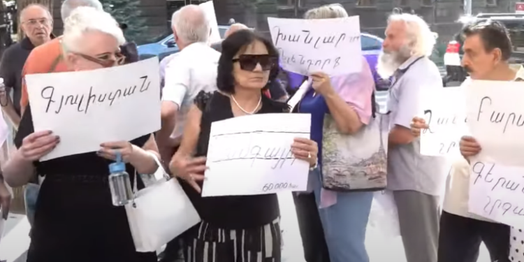 Ադրբեջանի ԽՍՀ-ից բռնի տեղահանված 1,2 մլն հայերի անվտանգ վերադարձն իրենց բնակավայրեր. ակցիա Կառավարության շենքի մոտ