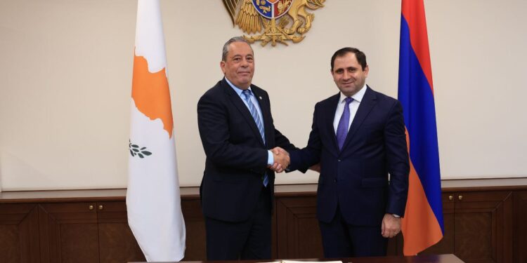 Սուրեն Պապիկյանն ընդունել է Կիպրոսի պաշտպանության նախարարին