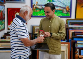 Տիգրան Ավինյանը ՀՀ ժողովրդական նկարիչ Հրանտ Թադևոսյանին շնորհել է «Երևան քաղաքի մշակույթի պատվավոր գործիչ» կոչումը