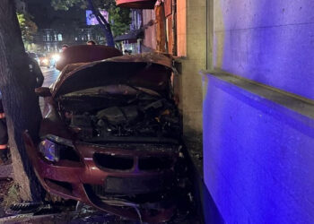 Նալբանդյան փողոցում մեքենան դուրս է եկել երթևեկելի հատվածից, հայտնվել պատի ու ծառի միջև․ կան տուժածներ