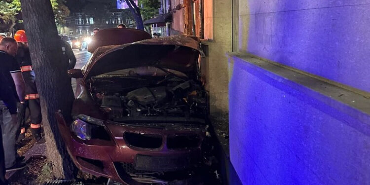 Նալբանդյան փողոցում մեքենան դուրս է եկել երթևեկելի հատվածից, հայտնվել պատի ու ծառի միջև․ կան տուժածներ