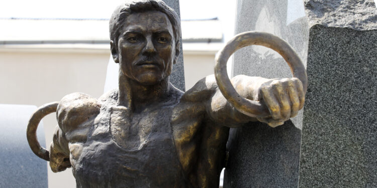 Ալբերտ Ազարյանի տարելիցին բացվել է նրա բրոնզաձույլ արձանը