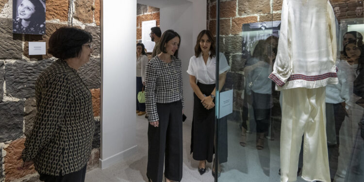 Երևանում ցուցադրվել է Ազնավուրի առաջին բեմական զգեստը