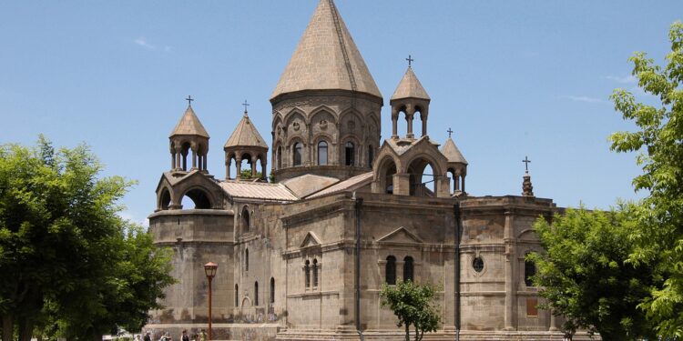 Մայր Տաճարը նոր բրոնզե խաչ ունի, որը չափային և ոճական առումով կրկնում է ապամոնտաժած խաչը. ճարտարապետ
