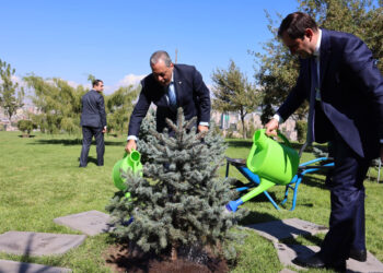 Կիպրոսի պաշտպանության նախարարը ՊՆ վարչական համալիրի տարածքում անվանական եղևնի է տնկել