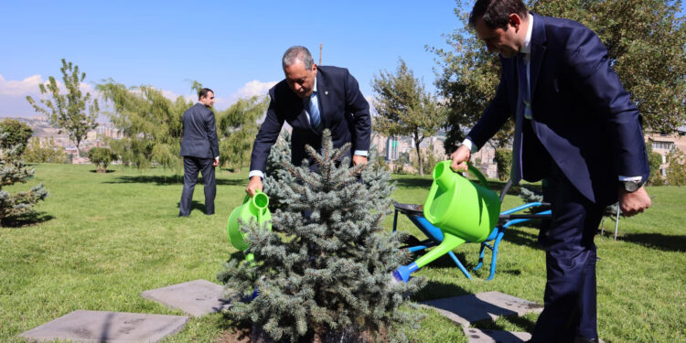 Կիպրոսի պաշտպանության նախարարը ՊՆ վարչական համալիրի տարածքում անվանական եղևնի է տնկել