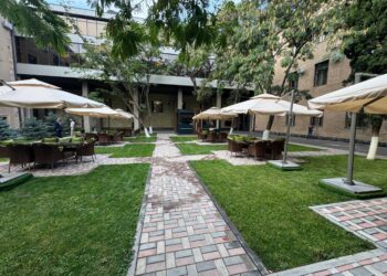 Ազգային ժողովի բակում բացօթյա սրճարան է բացվել