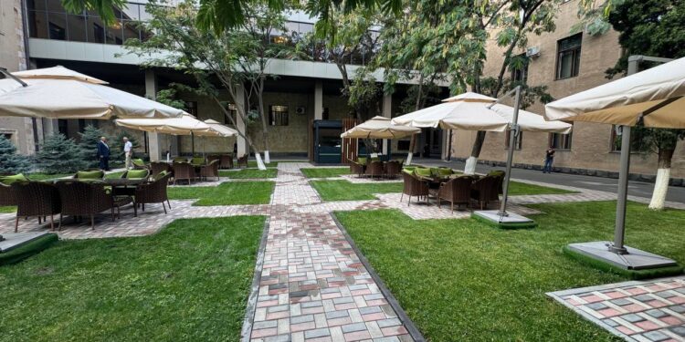 Ազգային ժողովի բակում բացօթյա սրճարան է բացվել