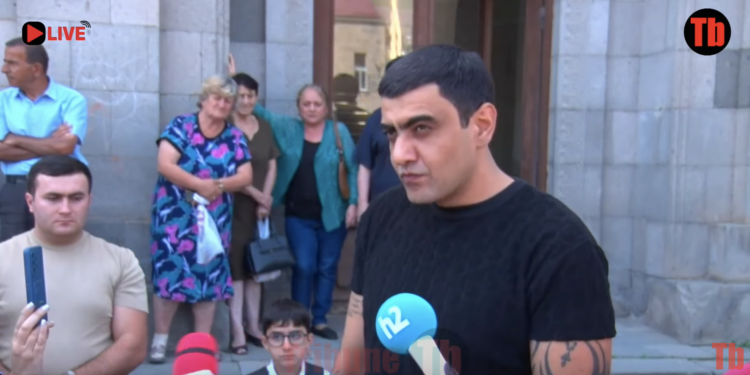 Բազմոցին նստել և գրառումներ անելը ամենահեշտ գործն է. Առուշ Առուշանյանն արձագանքում է իրեն քննադատողներին