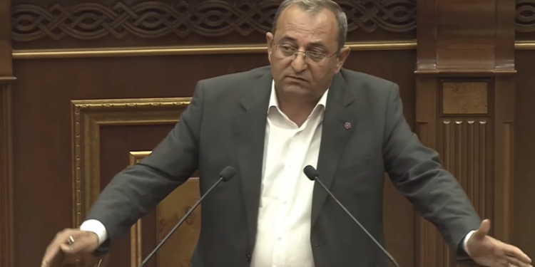 «Ինչի՞ց եք վախենում, խուսափում. Արցախի ժողովրդի կողմից ընտրված անձինք կան, դուք չէ, որ պետք է որոշեք այդ ժողովրդի փոխարեն». Արծվիկ Մինասյան