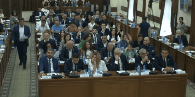 Երևանի ավագանին վաղաժամկետ դադարեցրեց Անուշ Գինոսյանի և Անույշ Խուդավերդյանի լիազորությունները