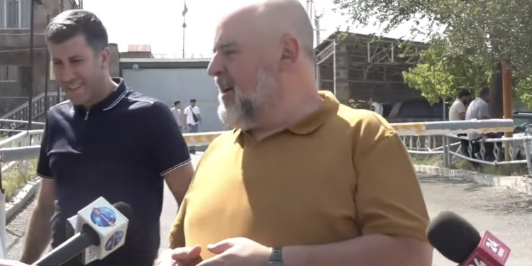 Արմեն Աշոտյանը Նուբարաշեն ՔԿՀ-ից ազատ արձակվեց, լրագրողներին նրա հետ խոսելու հնարավորություն չտրվեց