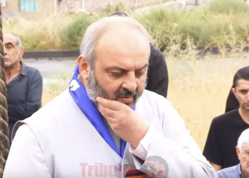 Մարտունիի զոհված քաղաքապետի շիրիմի մոտ Բագրատ սրբազանը հուզվում ու արտասվում է