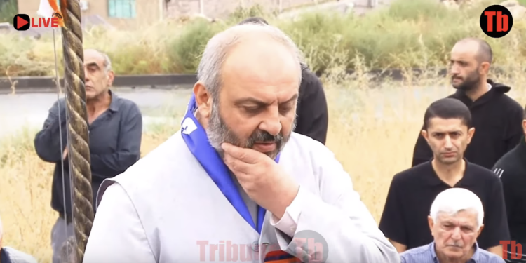 Մարտունիի զոհված քաղաքապետի շիրիմի մոտ Բագրատ սրբազանը հուզվում ու արտասվում է