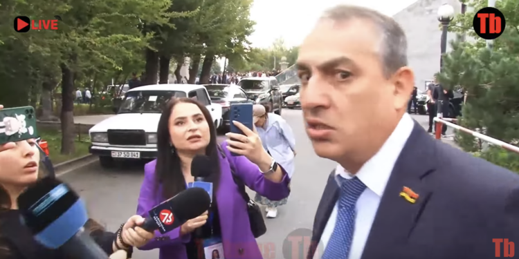 Լսի գնա՛ ստուց, դու խղճի մասին խոսա, ա՛յ օտարերկրյա ագենտ. Արմեն Խարատրյանը՝ լրագրողին. տեսանյութ