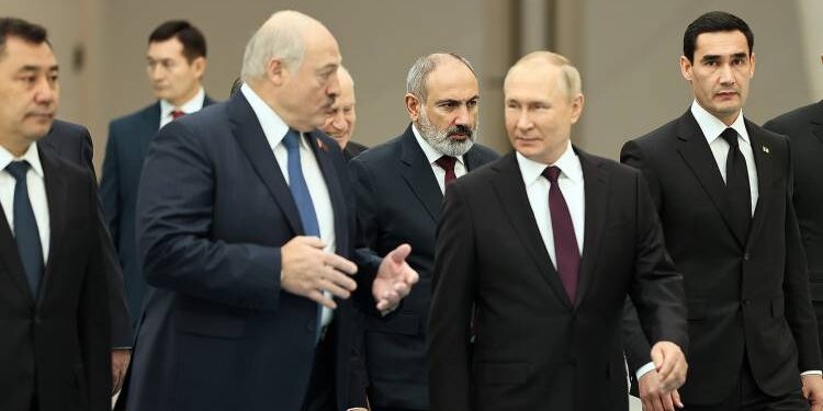 Փաշինյանը բաց չի թողնի ցարին տետատետ շնորհավորելու, նրա «խաչը համբուրելու» առիթը. «Հրապարակ»