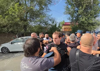 Կոտայքում «Զովք» խանութի աշխատակիցներն ու այլ տնտեսվարողներ ի նշան բողոքի՝ փակել են ճանապարհը. ոստիկանների ու քաղաքացիների միջև քաշքշուկ է տեղի ունեցել