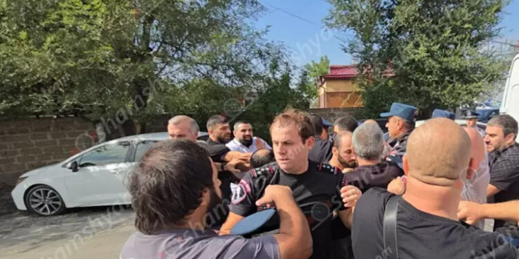 Կոտայքում «Զովք» խանութի աշխատակիցներն ու այլ տնտեսվարողներ ի նշան բողոքի՝ փակել են ճանապարհը. ոստիկանների ու քաղաքացիների միջև քաշքշուկ է տեղի ունեցել